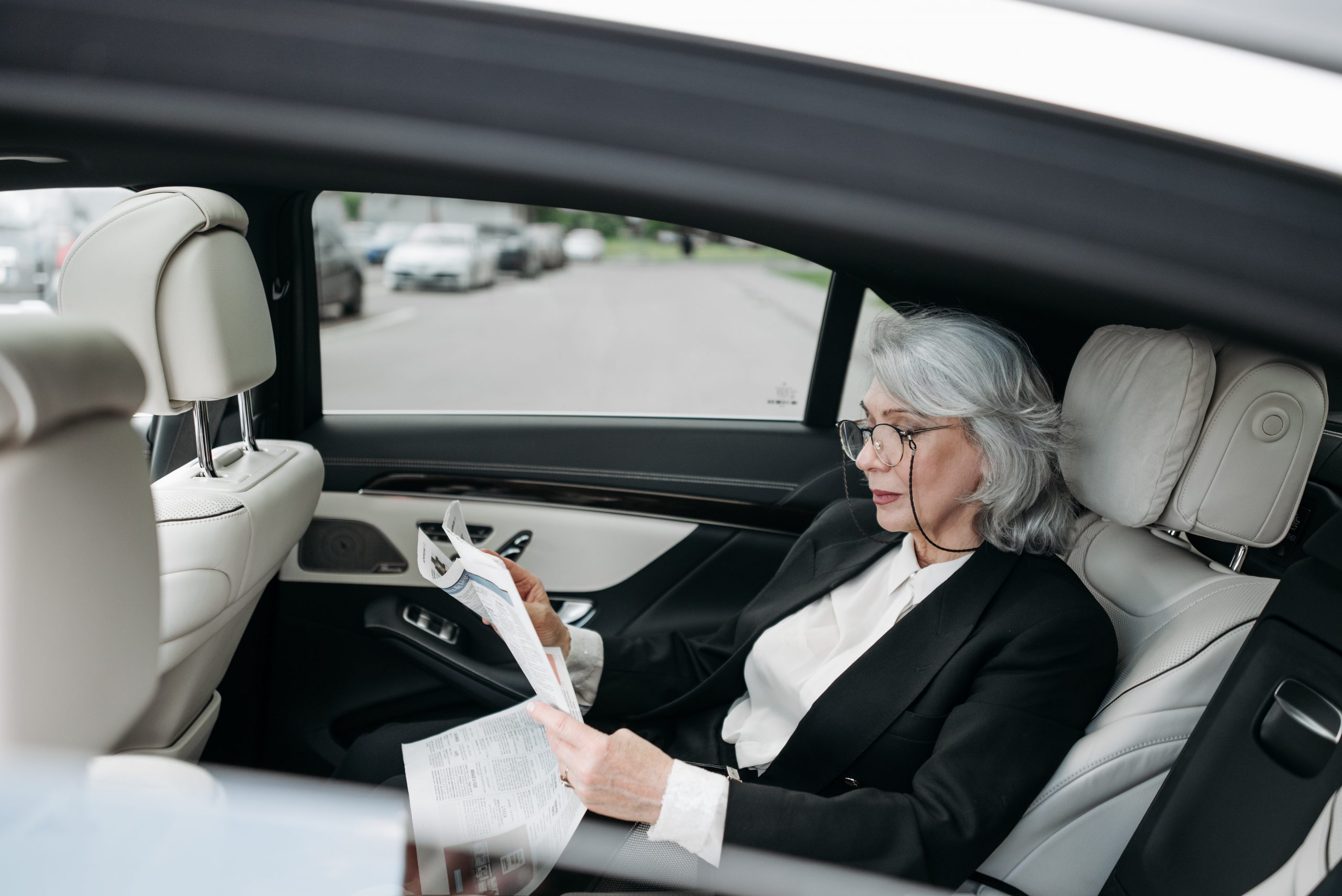 Transport en Taxi Van à Marnes-la-Coquette : Votre Solution Confortable et Pratique vers les Aéroports et Gares d’Île-de-France